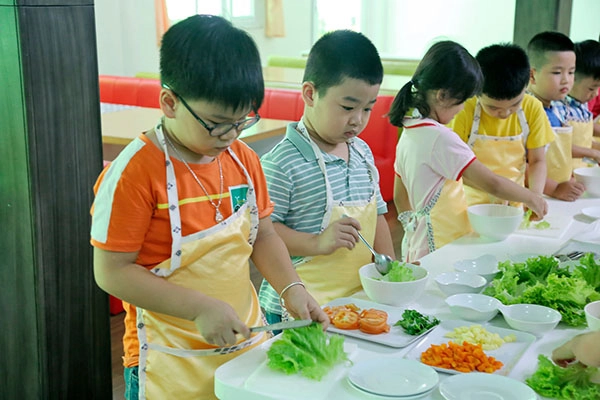 cung-nhau-vao-bep-lam-salad-cs-luy-ban-bich