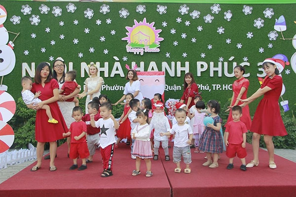 be-don-giang-sinh-am-ap-cs-hoa-binh